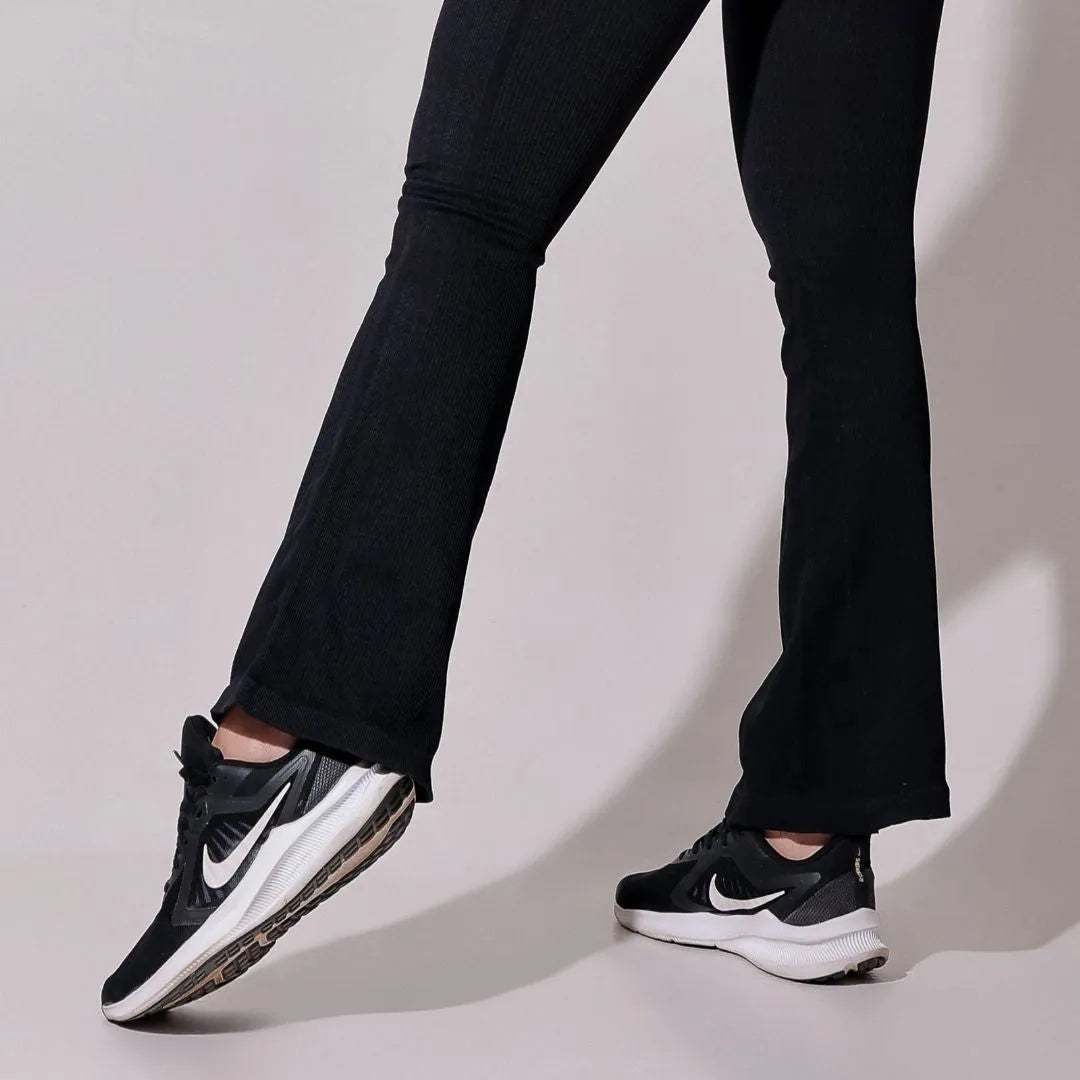 Calça Feminina Flare Fitness Canelado Preto - Sobre Essência