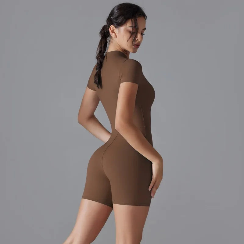 Macacão Fitness com Zíper Marrom | Estilo Minimalista com Performance Máxima