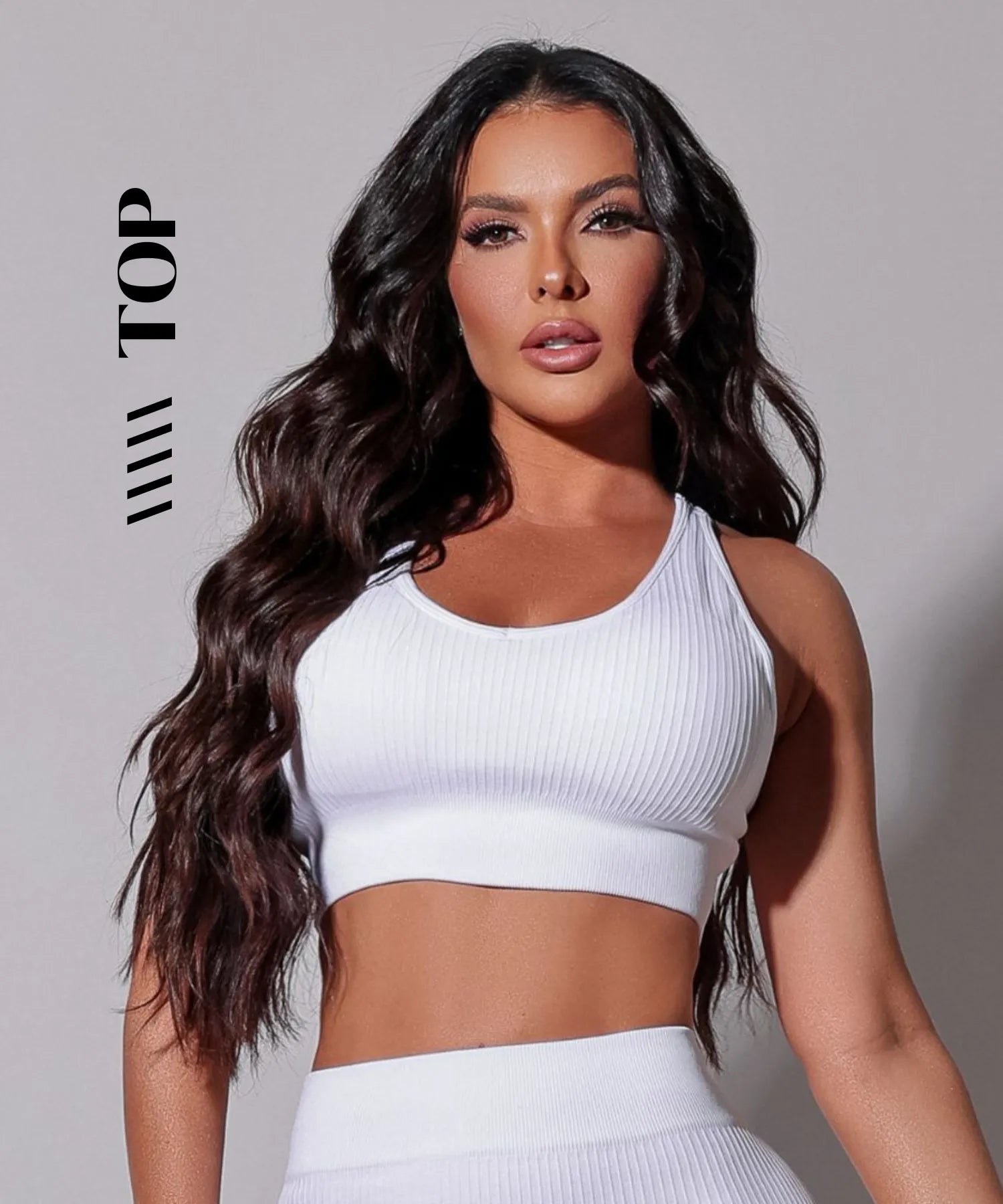Modelo usando top branco canelado, perfeito para complementar qualquer look esportivo.