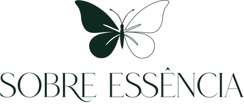 Logo da Sobre Essência com uma borboleta em fundo verde escuro, representando transformação, liberdade e elegância.
