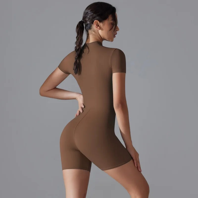 Macacão Fitness com Zíper Marrom | Estilo Minimalista com Performance Máxima